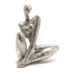 STATUE FEMME ARGENTE ASSISE